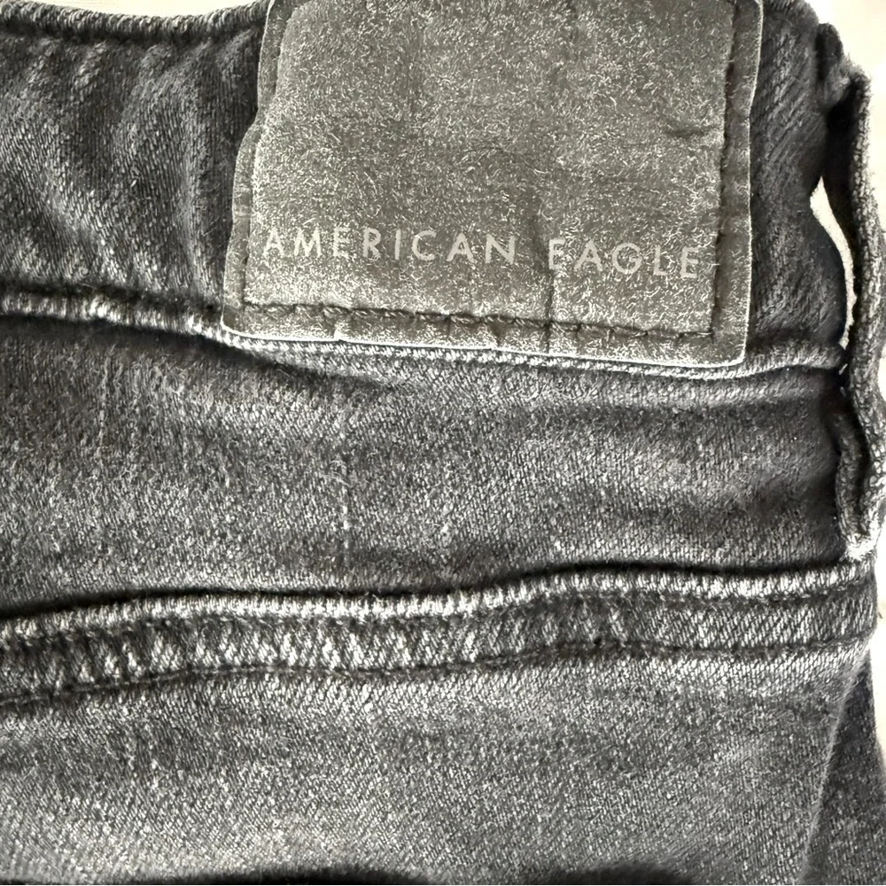 American Eagle 🦅 Strigid black distressed straight leg jeans size 4